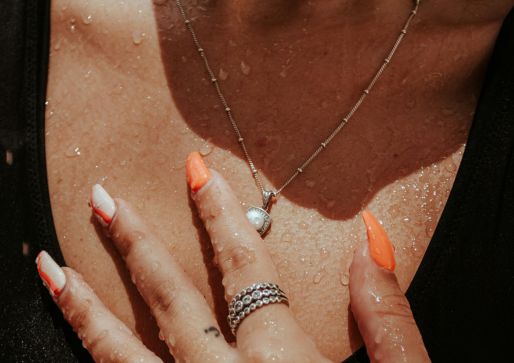 Mujer con colgante de plata en el cuello